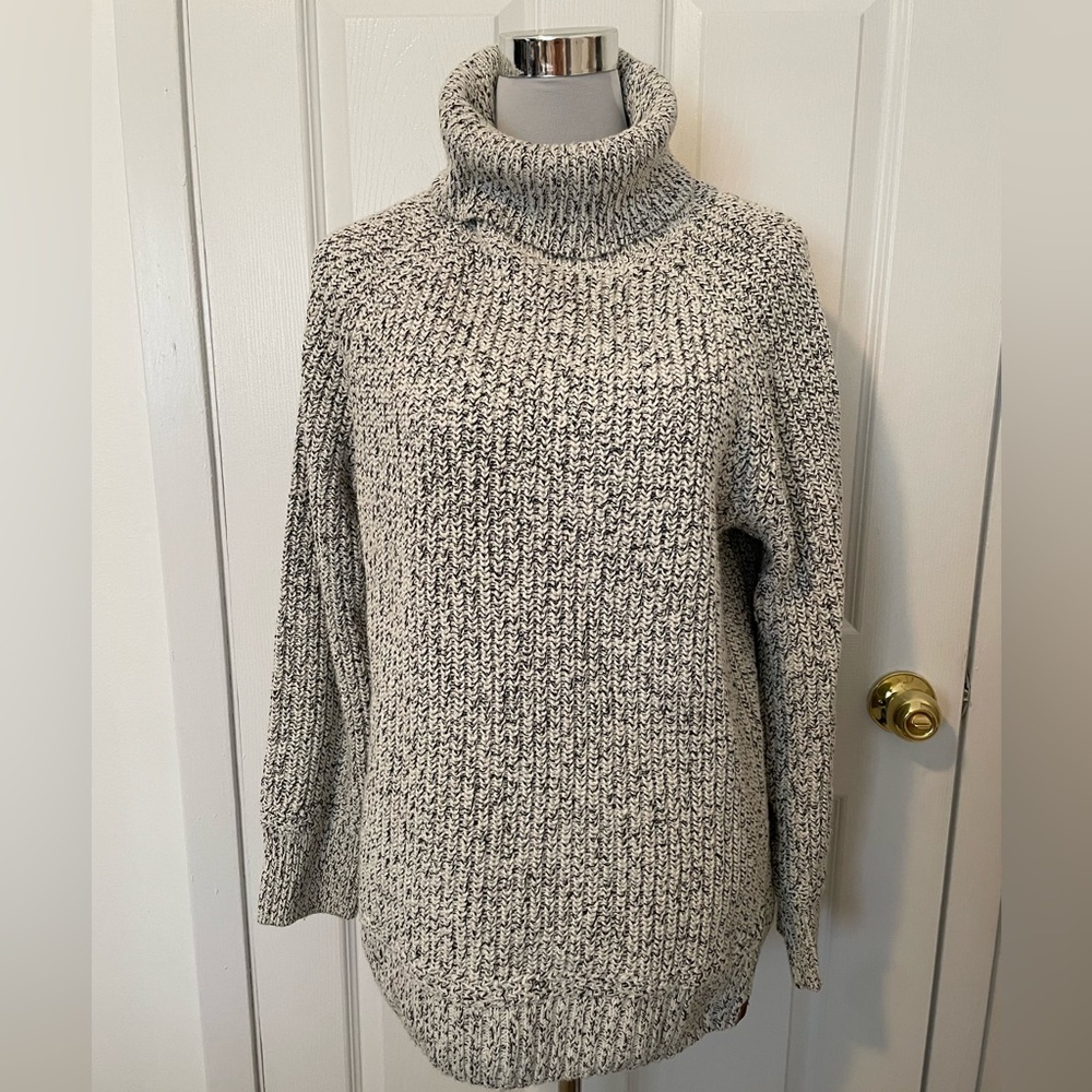 ROOTS salt & pepper heavy turtleneck. Excellent condition, worn a few times.